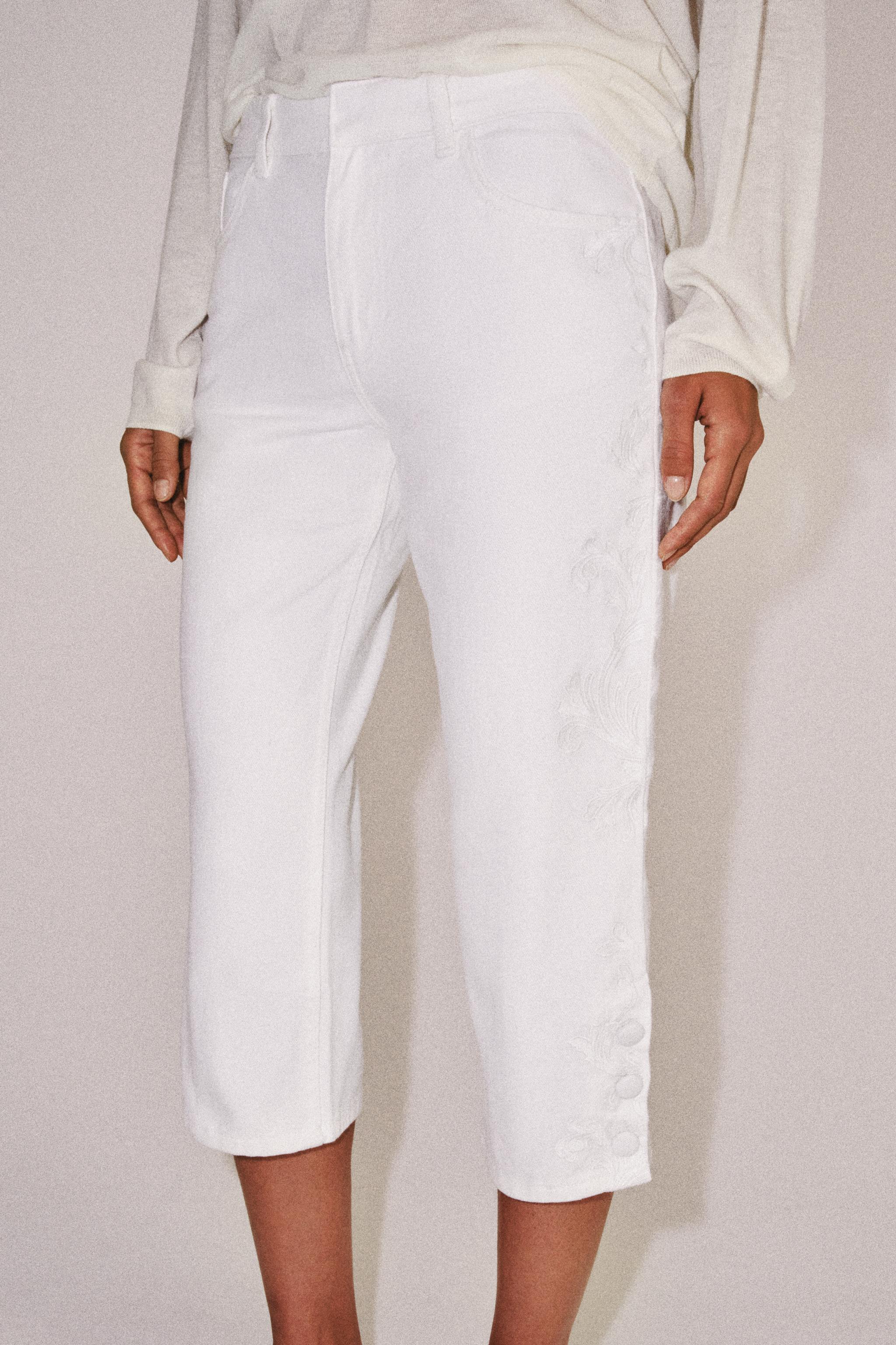 ZW COLLECTION EMBROIDERED MID-RISE CAPRI JEANS